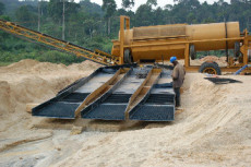 供应挖沙淘金船 旱地淘金设备 明伟沙矿机械