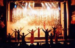 香格里拉焰火公司提供舞台特效焰火和高空艺术焰火等服务
